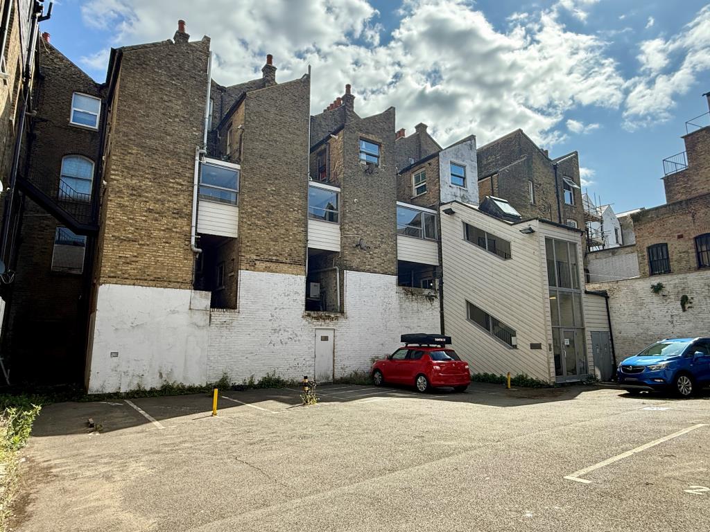 Lot: 137 - FLAT FOR INVESTMENT - Exterior block of flats